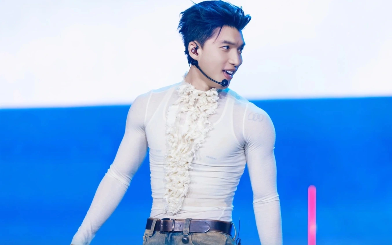 Áo xuyên thấu ‘làm hại’ HIEUTHUHAI