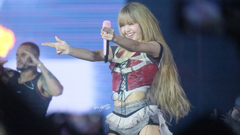 Lisa gây tranh cãi vì trang phục phản cảm