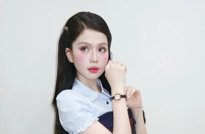 Ngọc Trinh hóa thiếu nữ ngoan hiền, nhan sắc U40 khiến ai nấy ngỡ ngàng