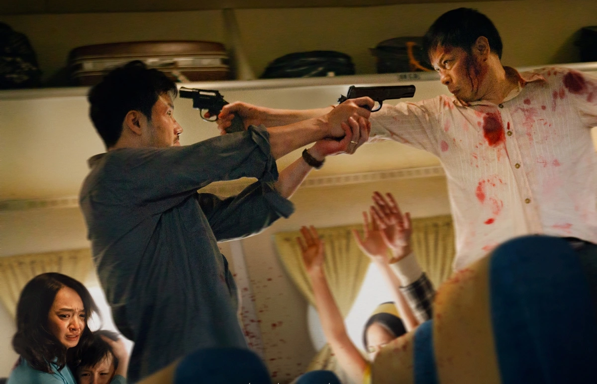 Thanh Sơn đấu súng với Thái Hòa trong phim về cướp máy bay nghẹt thở tại Việt Nam