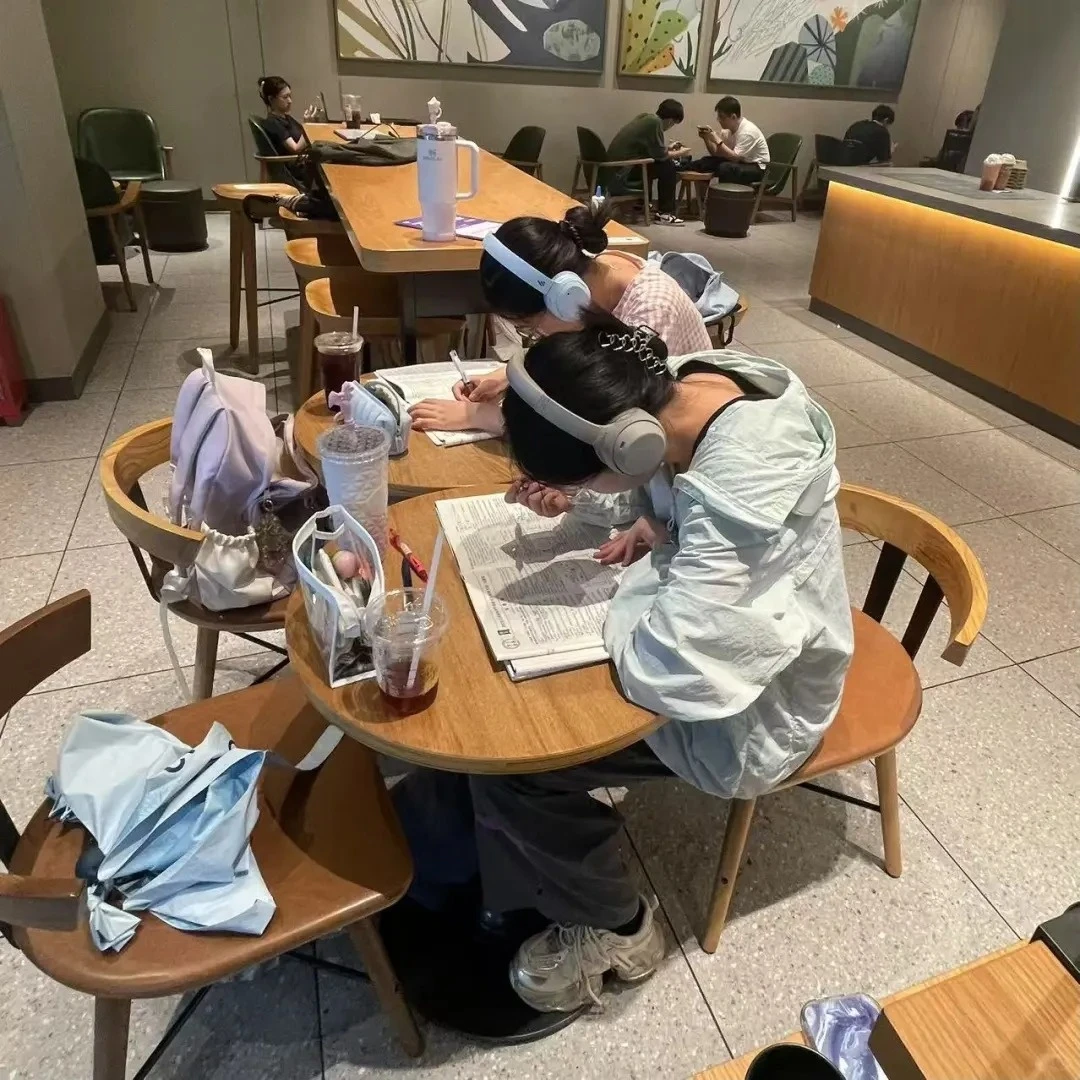 Starbucks đối phó khách hàng mang máy in, PC đến quán