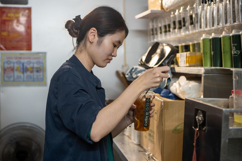 Quán trà sữa bán hàng qua ô cửa, lắc chuông gọi món ở Hà Nội