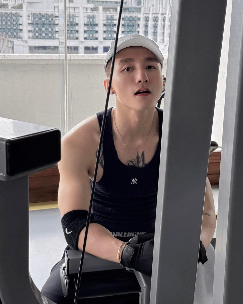 Sơn Tùng M-TP vừa khoe cơ bắp vừa thả thính cực ngọt khiến fan &#8216;mất máu&#8217;