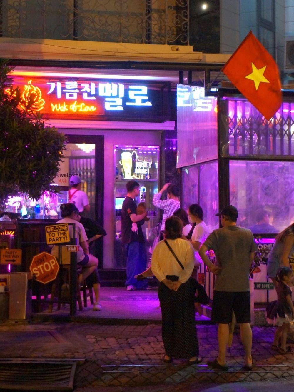 Quán ăn Hàn ở TP.HCM bán ‘không kịp thở’ sau khi Trấn Thành review