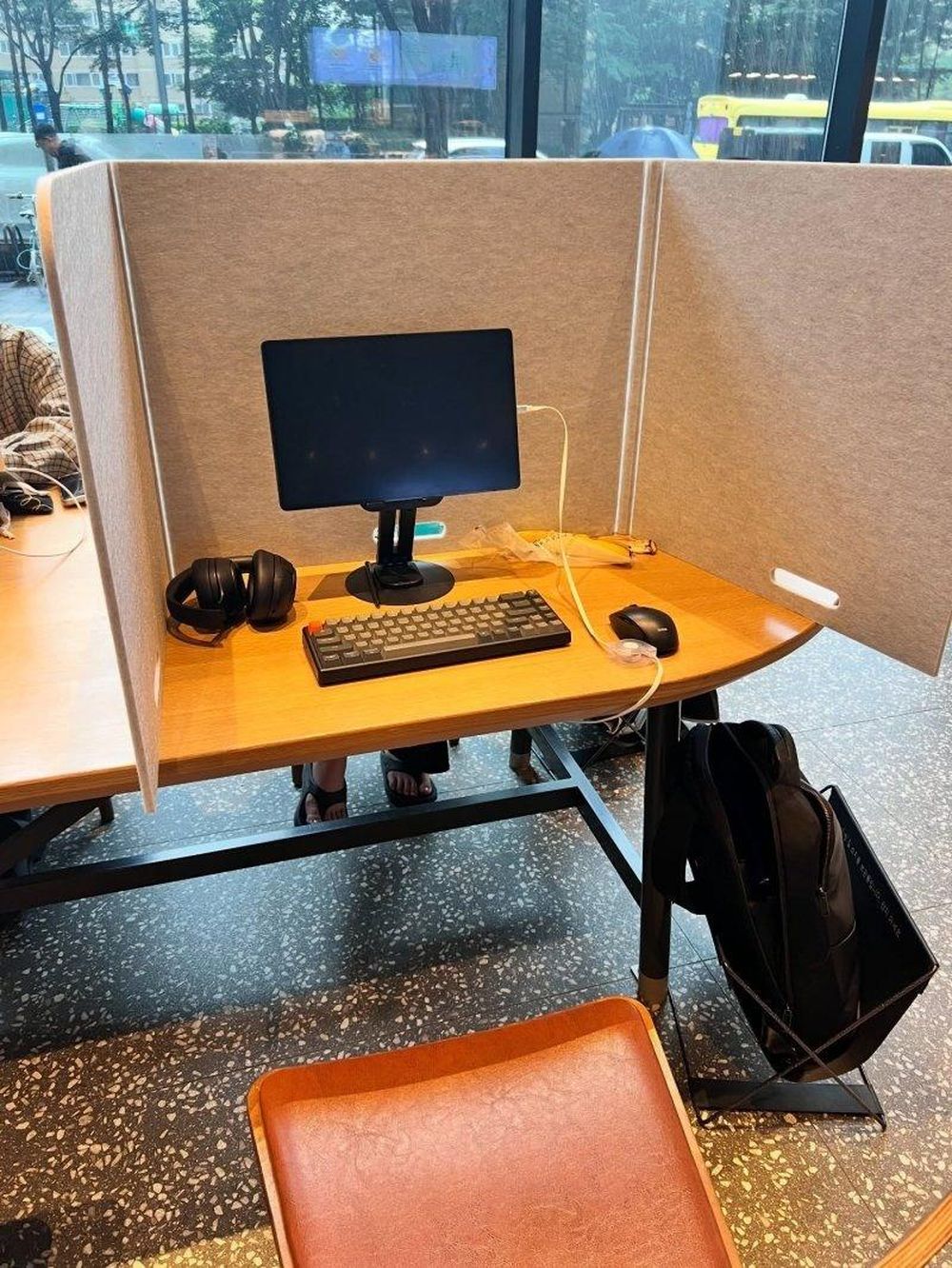 Starbucks đối phó khách hàng mang máy in, PC đến quán