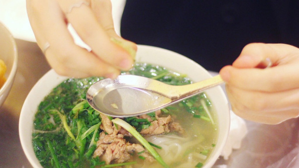 Ăn phở vắt thêm chanh có tác dụng gì?