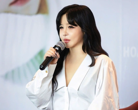 Vì sao ca sĩ Park Bom (2NE1) đột ngột tuyên bố dừng hoạt động?