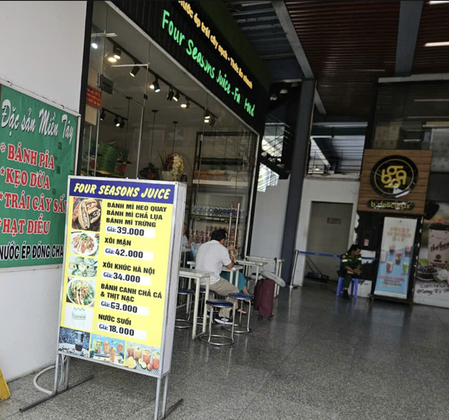 Nhiều hành khách lặng lẽ bỏ đi sau khi nhìn giá phở, mì gói ở sân bay