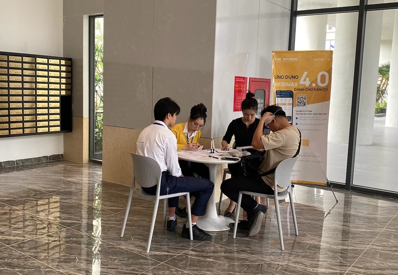 Con trai cao gần 1,8m của Cường Đô La – Hà Hồ làm phục vụ nhà hàng