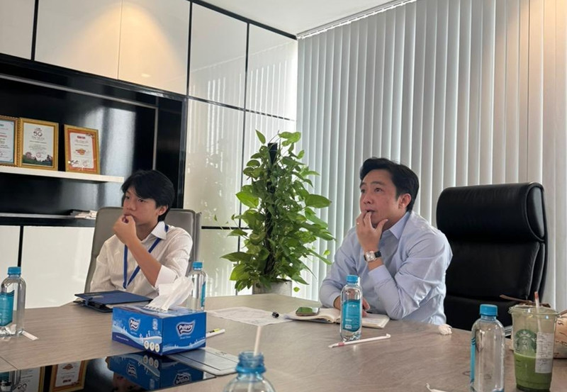 Con trai cao gần 1,8m của Cường Đô La – Hà Hồ làm phục vụ nhà hàng