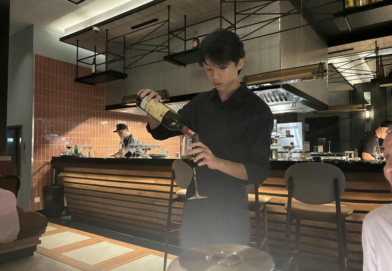 Con trai cao gần 1,8m của Cường Đô La – Hà Hồ làm phục vụ nhà hàng