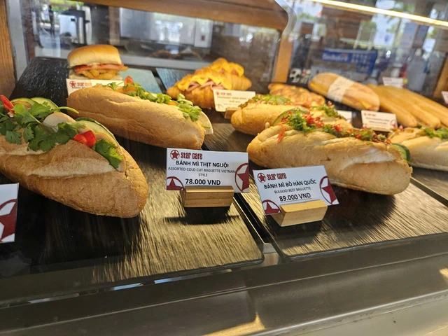 Nhiều hành khách lặng lẽ bỏ đi sau khi nhìn giá phở, mì gói ở sân bay