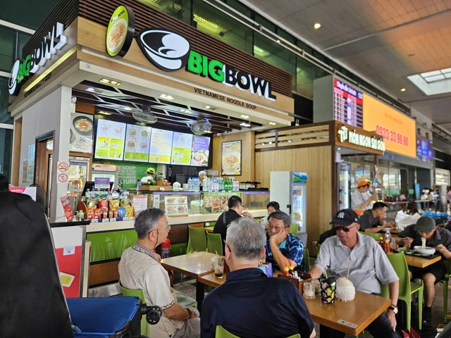 Nhiều hành khách lặng lẽ bỏ đi sau khi nhìn giá phở, mì gói ở sân bay