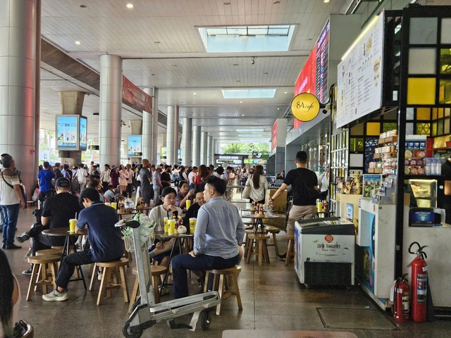 Nhiều hành khách lặng lẽ bỏ đi sau khi nhìn giá phở, mì gói ở sân bay