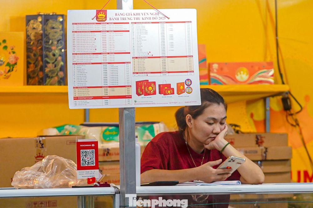 Bánh trung thu &#8216;đổ bộ&#8217; khắp phố, tưởng không ế mà… ế không tưởng