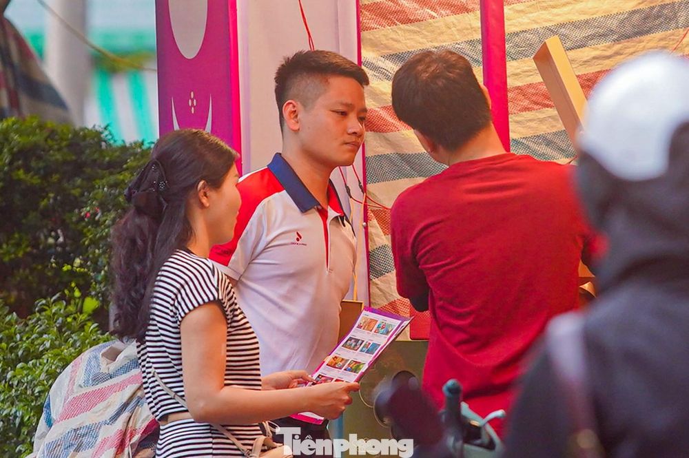 Bánh trung thu &#8216;đổ bộ&#8217; khắp phố, tưởng không ế mà… ế không tưởng
