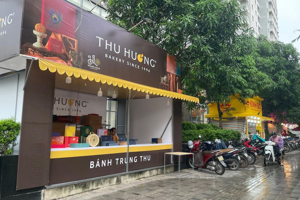 Bánh trung thu &#8216;đổ bộ&#8217; khắp phố, tưởng không ế mà… ế không tưởng