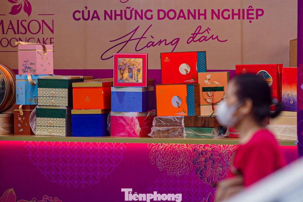 Bánh trung thu &#8216;đổ bộ&#8217; khắp phố, tưởng không ế mà… ế không tưởng