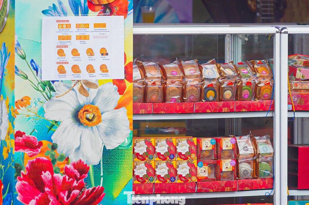 Bánh trung thu &#8216;đổ bộ&#8217; khắp phố, tưởng không ế mà… ế không tưởng