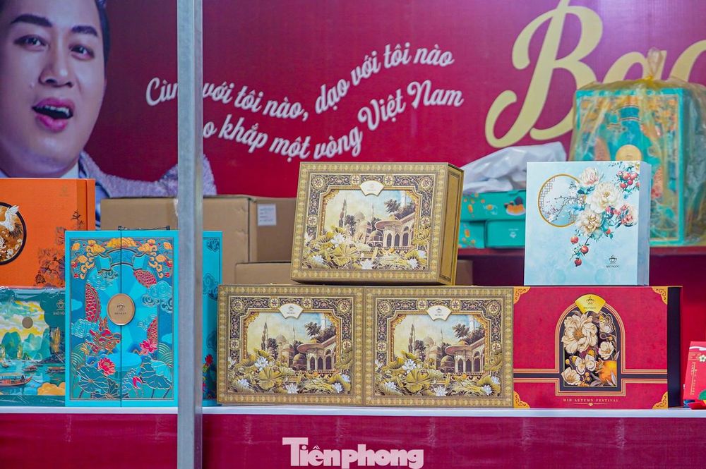 Bánh trung thu &#8216;đổ bộ&#8217; khắp phố, tưởng không ế mà… ế không tưởng