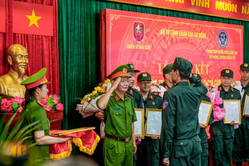 MONO, Hưng Nguyễn nghẹn ngào trong ngày chia tay lực lượng Phòng, chống khủng bố