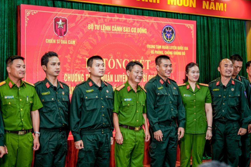 MONO, Hưng Nguyễn nghẹn ngào trong ngày chia tay lực lượng Phòng, chống khủng bố