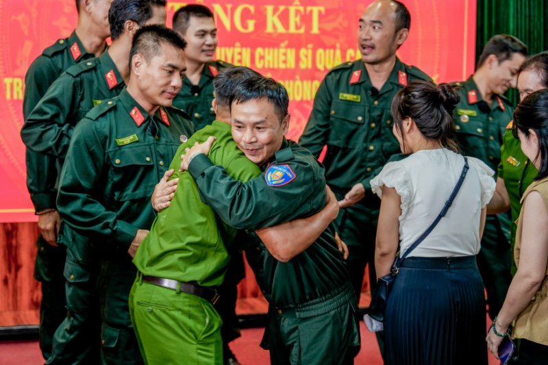 MONO, Hưng Nguyễn nghẹn ngào trong ngày chia tay lực lượng Phòng, chống khủng bố
