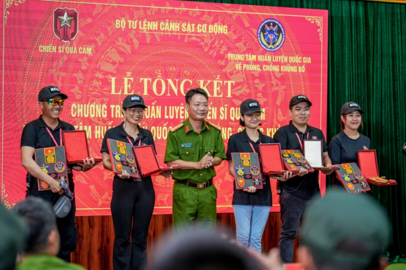MONO, Hưng Nguyễn nghẹn ngào trong ngày chia tay lực lượng Phòng, chống khủng bố