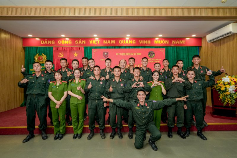 MONO, Hưng Nguyễn nghẹn ngào trong ngày chia tay lực lượng Phòng, chống khủng bố