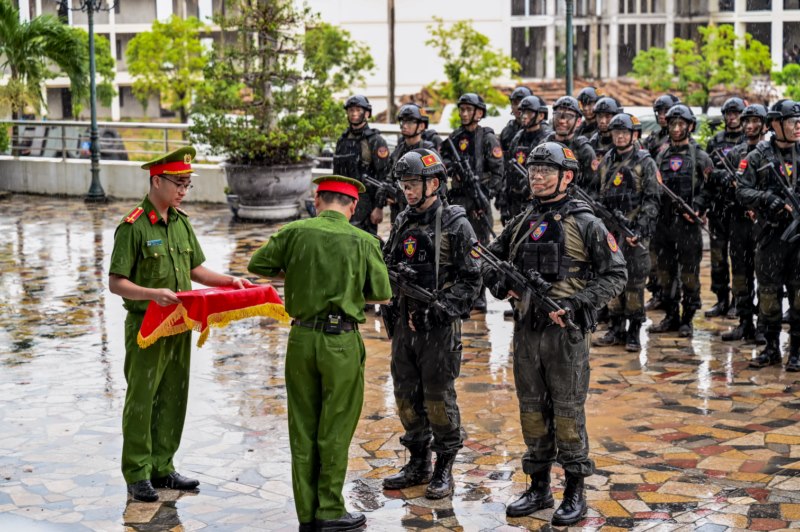 MONO, Hưng Nguyễn nghẹn ngào trong ngày chia tay lực lượng Phòng, chống khủng bố
