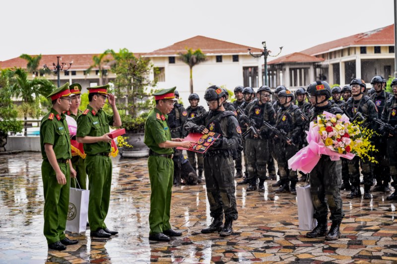 MONO, Hưng Nguyễn nghẹn ngào trong ngày chia tay lực lượng Phòng, chống khủng bố