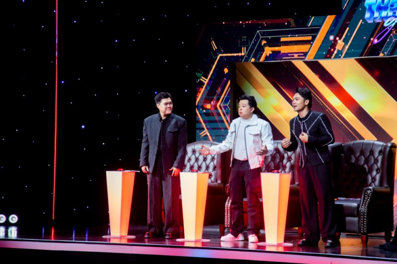 <strong>Ba producer Bảo Kun, Melyd K, Chí Tâm chạy đua lên sân khấu để giành thí sinh Ngân Nara</strong>