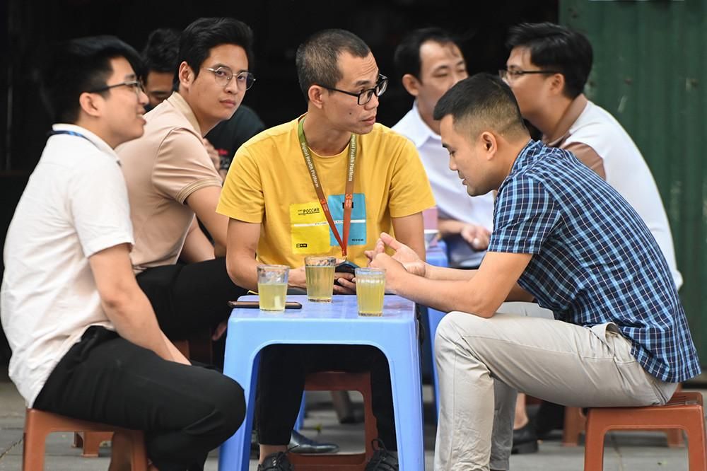 Trà đá vỉa hè Hà Nội đồng loạt tăng giá, vẫn ‘vô địch’ trên bàn đồ uống