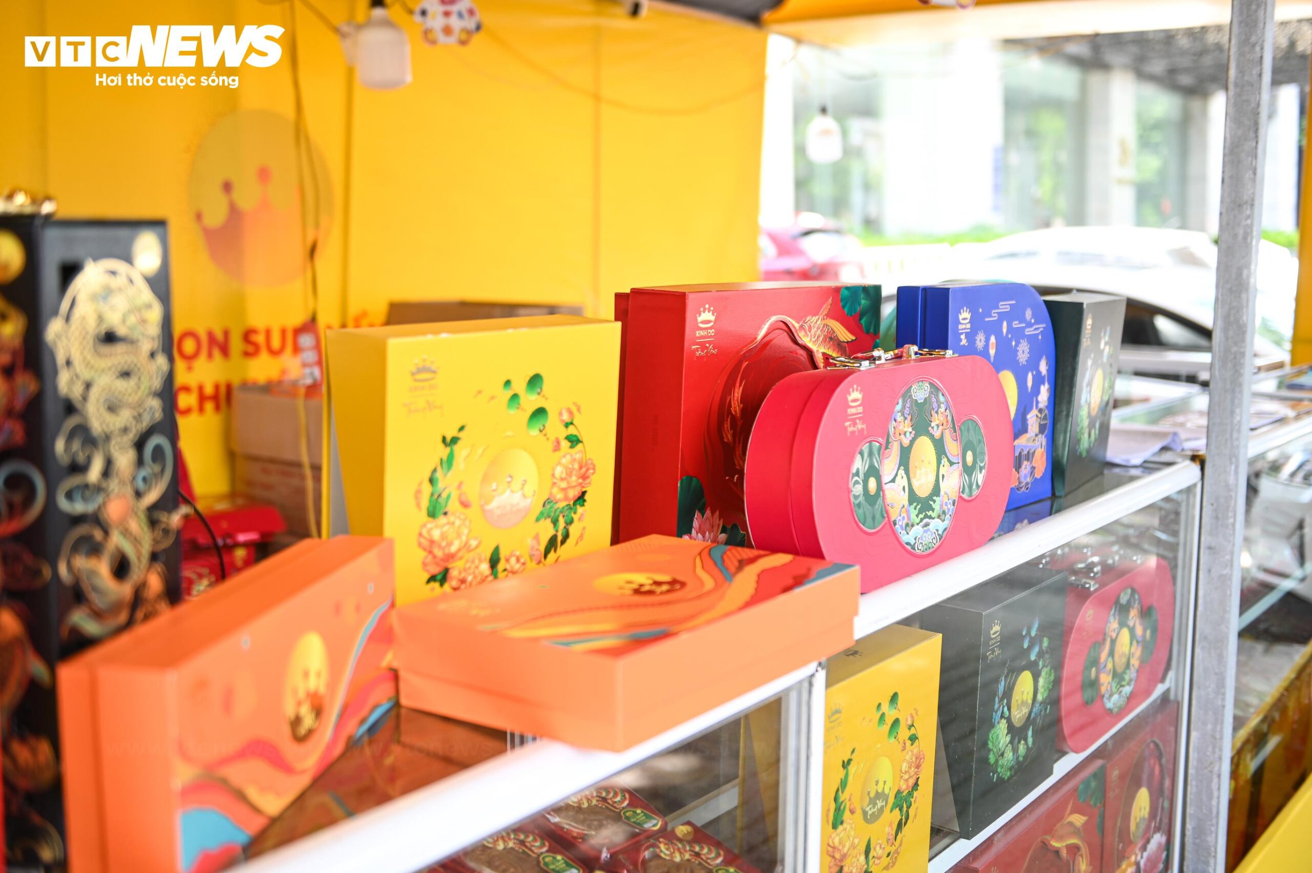 Đón rằm tháng Bảy, bánh trung thu lên kệ sớm