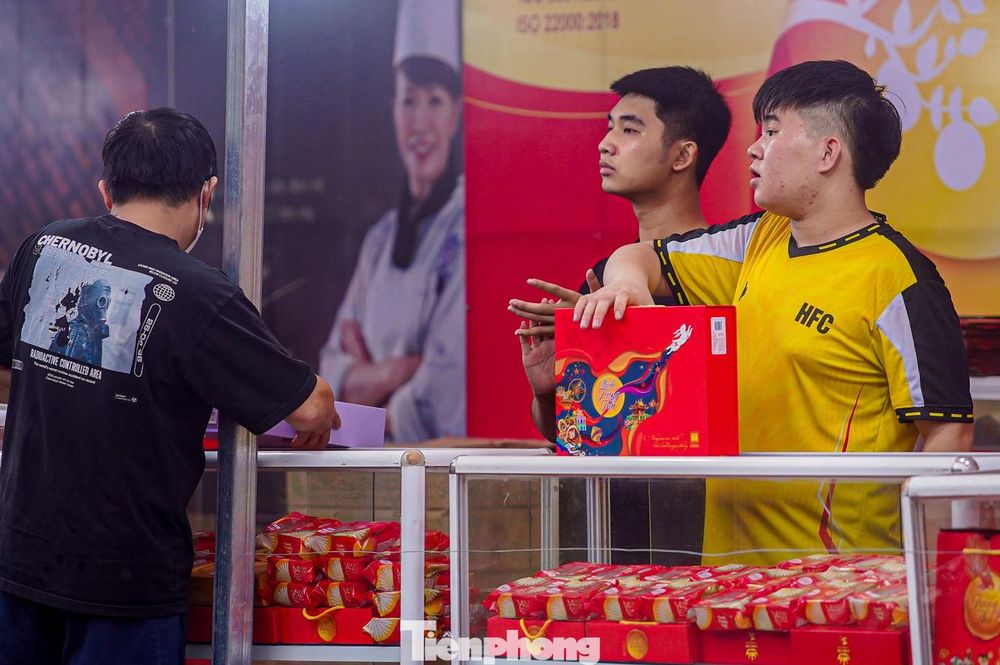 Bánh trung thu &#8216;đổ bộ&#8217; khắp phố, tưởng không ế mà… ế không tưởng