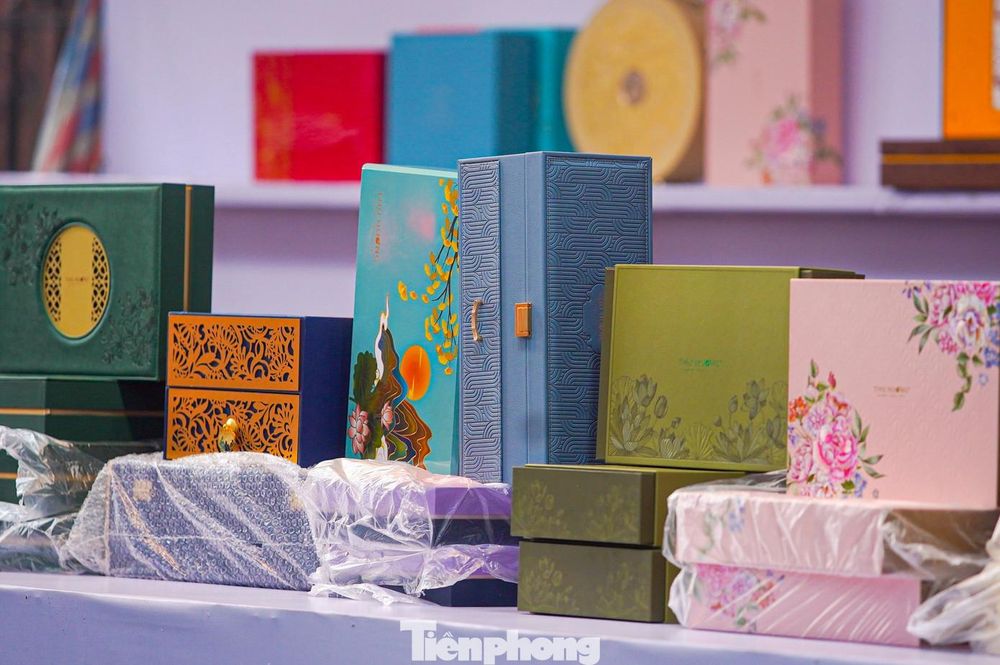 Bánh trung thu &#8216;đổ bộ&#8217; khắp phố, tưởng không ế mà… ế không tưởng