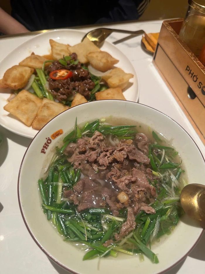 Quán phở TP.HCM kể chuyện đón Hứa Quang Hán