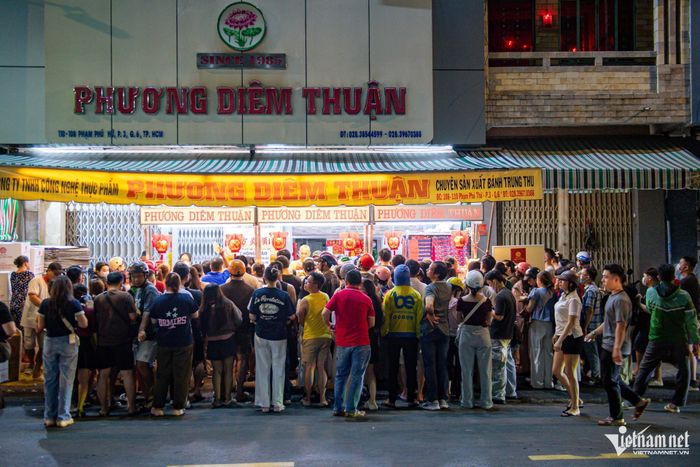 Tiệm bánh Trung thu &#8216;3 không&#8217; ở TPHCM, khách chen lấn chờ mua