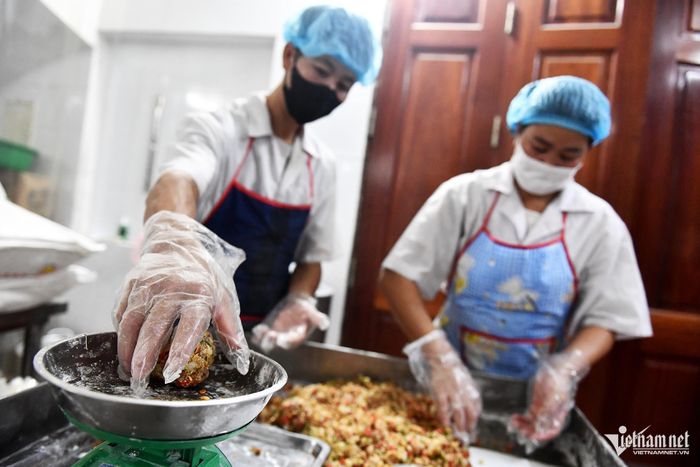 Tiệm bánh Trung thu &#8216;3 không&#8217; ở TPHCM, khách chen lấn chờ mua