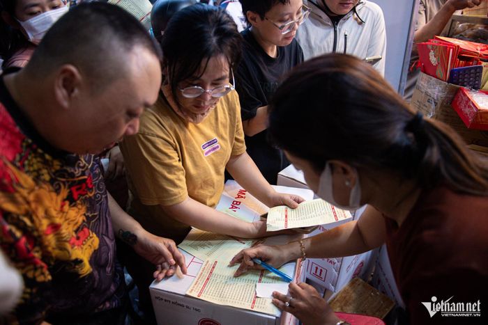 Tiệm bánh Trung thu &#8216;3 không&#8217; ở TPHCM, khách chen lấn chờ mua