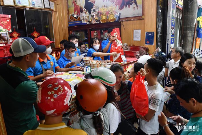 Tiệm bánh Trung thu &#8216;3 không&#8217; ở TPHCM, khách chen lấn chờ mua