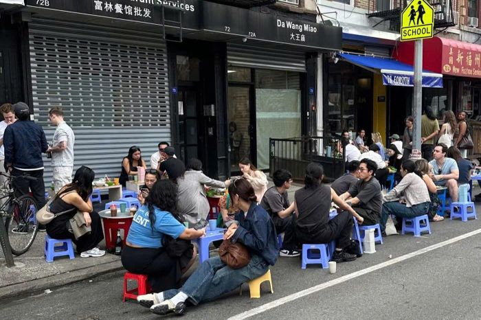Xếp hàng chờ ăn bún đậu, bánh mì ở New York
