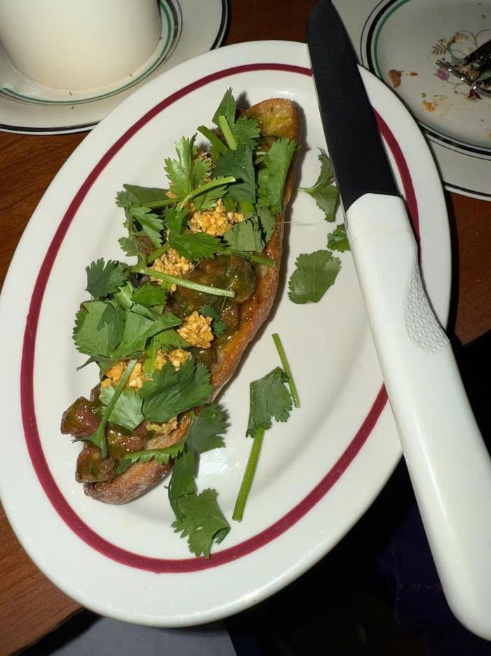 Xếp hàng chờ ăn bún đậu, bánh mì ở New York