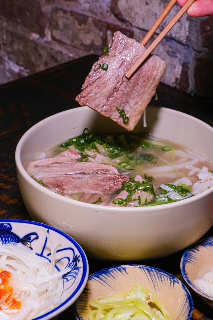 Xếp hàng chờ ăn bún đậu, bánh mì ở New York
