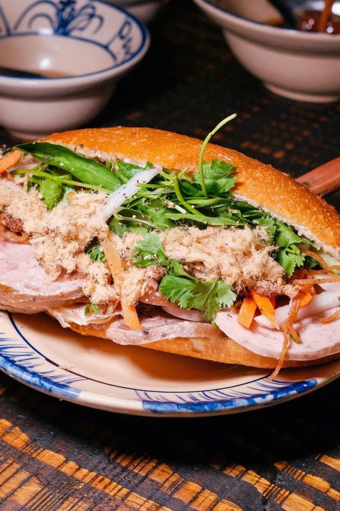 Xếp hàng chờ ăn bún đậu, bánh mì ở New York