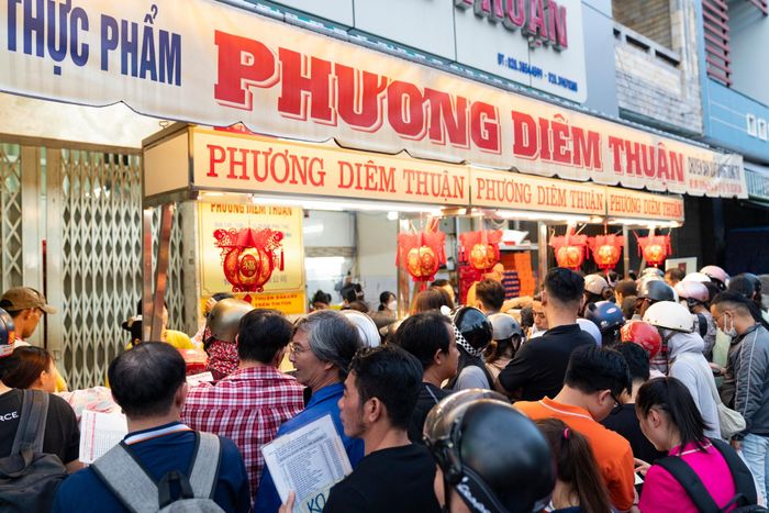 Xếp hàng một tiếng mới mua được bánh Trung thu ‘hot’ nhất TP.HCM