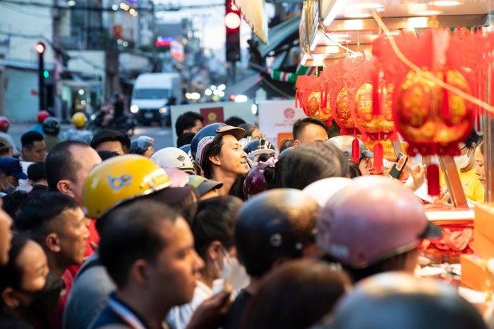 Xếp hàng một tiếng mới mua được bánh Trung thu ‘hot’ nhất TP.HCM