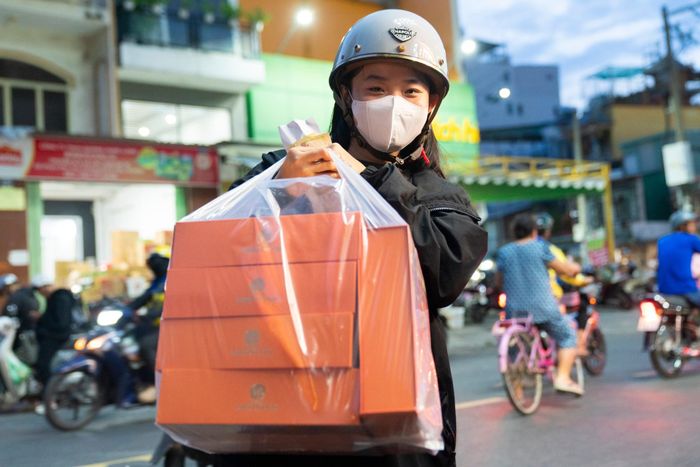 Xếp hàng một tiếng mới mua được bánh Trung thu ‘hot’ nhất TP.HCM