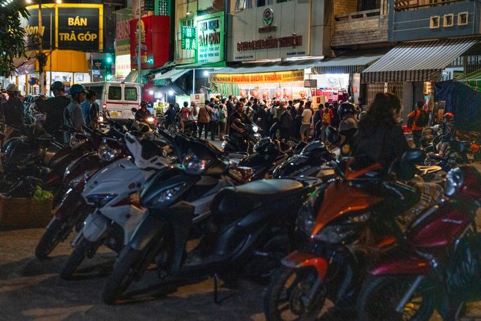 Xếp hàng một tiếng mới mua được bánh Trung thu ‘hot’ nhất TP.HCM