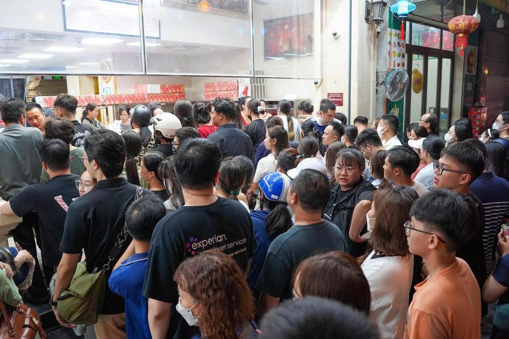 Hà Nội: Đông nghịt người xếp hàng mua bánh Trung thu
